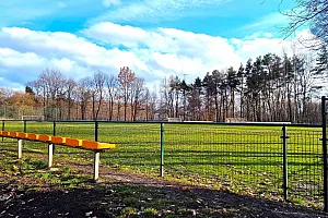 zrealizowana inwestycja: Budowa siedzisk wokół boiska treningowego na Marcovii