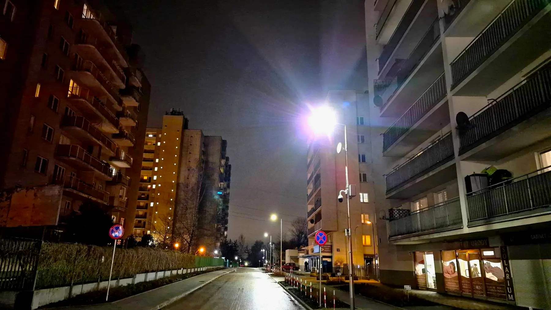 Wieczorne oświetlenie ulicy Małachowskiego